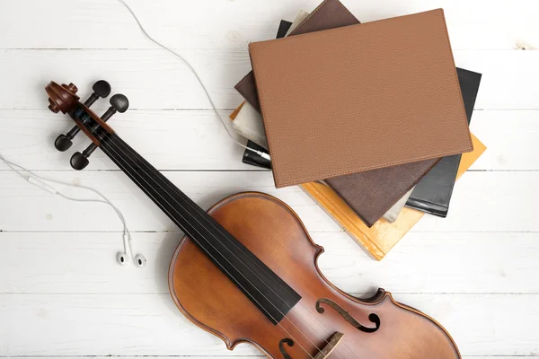 Vista dall'alto del violino con pila di libro e auricolare — Foto Stock