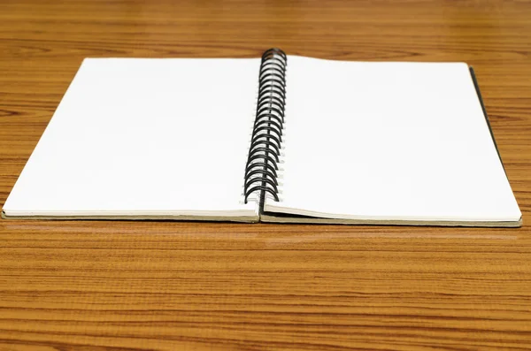 Ноутбук с белыми листами бумаги — стоковое фото