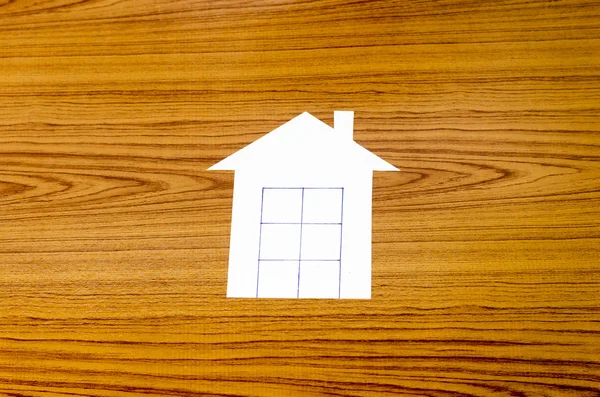 Huis papier op hout — Stockfoto