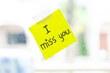 Yapışkan notu üzerinde kelime özledim