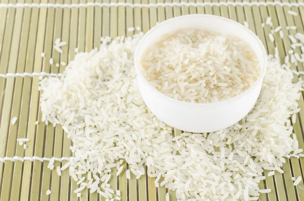 Nasi mentah dalam mangkuk mini — Stok Foto