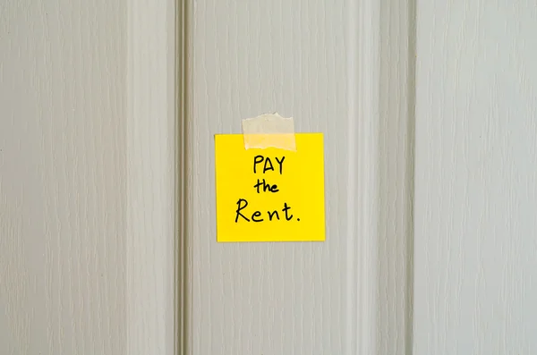 Sticky note écrire un message payer le loyer — Photo