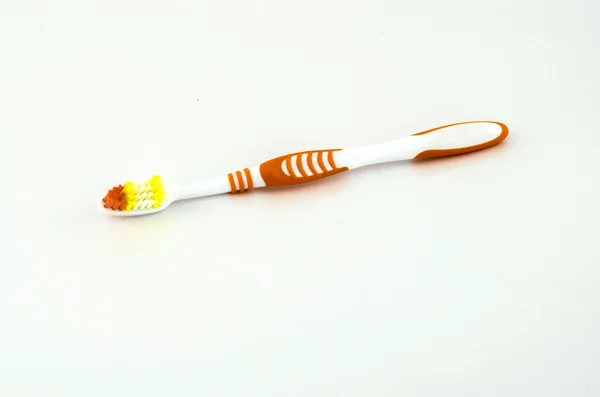 Elszigetelt fehér narancssárga fogkefével — Stock Fotó