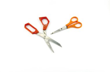 Beyaz üzerinde izole edilmiş makas