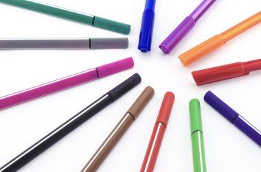 renkli kalem üzerinde beyaz izole