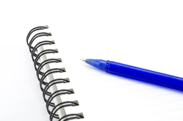 Niebieski długopis z notebooka na białym tle — Zdjęcie stockowe