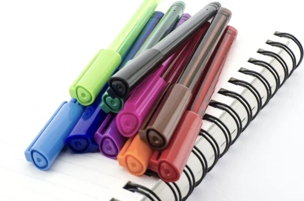 Kolorowy długopis z notebooka na białym tle — Zdjęcie stockowe