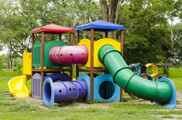 Parque infantil en el parque — Foto de Stock