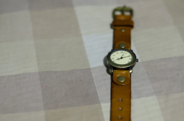 Klasické hodinky s kožený řemínek — Stock fotografie
