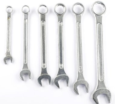 İngiliz anahtarı setleri üzerinde beyaz izole