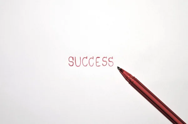 Parola rossa di successo con penna rossa isolata su bianco — Foto Stock