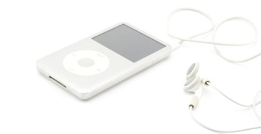 beyaz izole kulaklık ile MP3 çalar