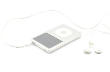 beyaz izole kulaklık ile MP3 çalar