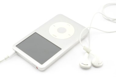 beyaz izole kulaklık ile MP3 çalar