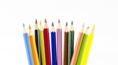 beyaz üzerine izole edilmiş renkli kalemler