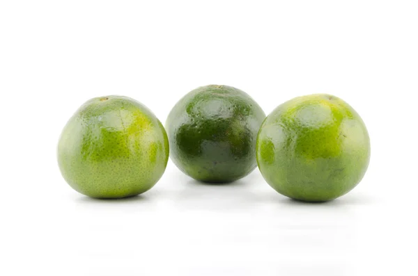 Zelený oranžové ovoce ioslated na bílém pozadí — Stock fotografie