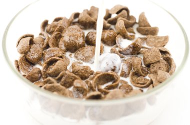 bir kasede süt ile hububat