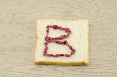 Alfabe dilimlenmiş ekmek jam