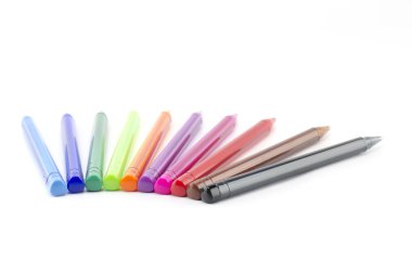 renkli kalemler üzerinde beyaz izole