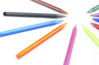 renkli kalemler üzerinde beyaz izole