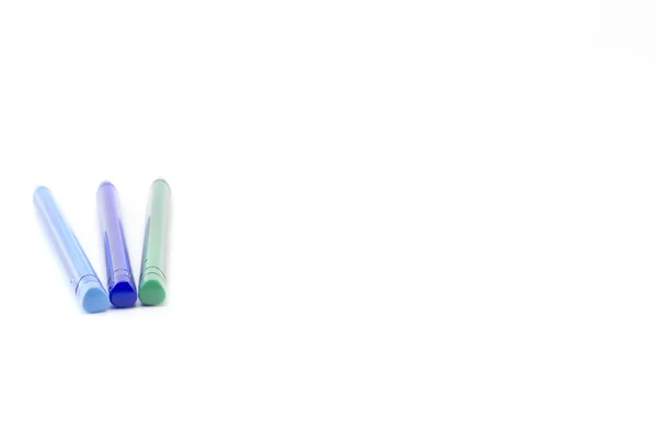 Penne colorate isolate su bianco — Foto Stock