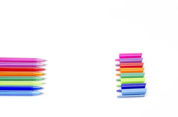 Renkli kalemler üzerinde beyaz izole — Stok fotoğraf