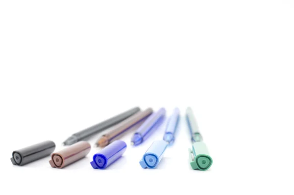 Красочные ручки, изолированные на белом — стоковое фото