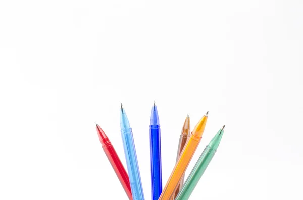 Stylos colorés isolés sur blanc — Photo