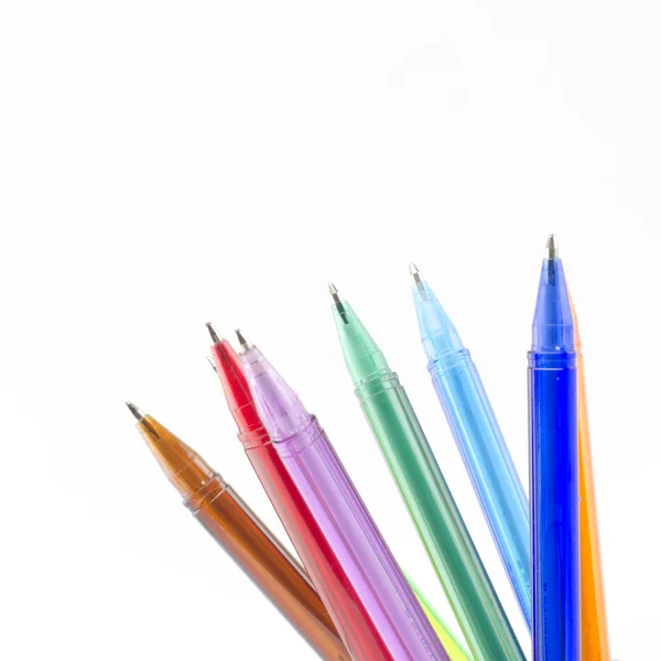 Stylos colorés isolés sur blanc — Photo