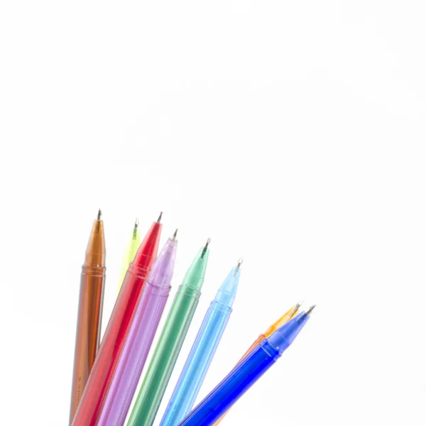 Bolígrafos coloridos aislados en blanco — Foto de Stock