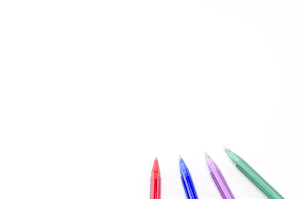 Bunte Stifte isoliert auf weiß — Stockfoto