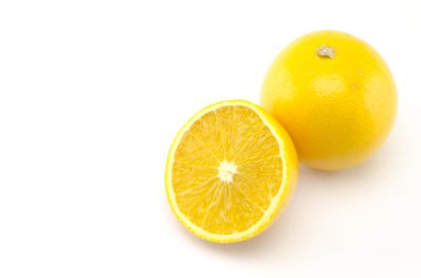 Beyaz üzerine izole edilmiş portakal meyvesi