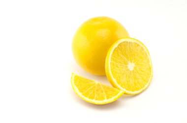 Beyaz üzerine izole edilmiş portakal meyvesi