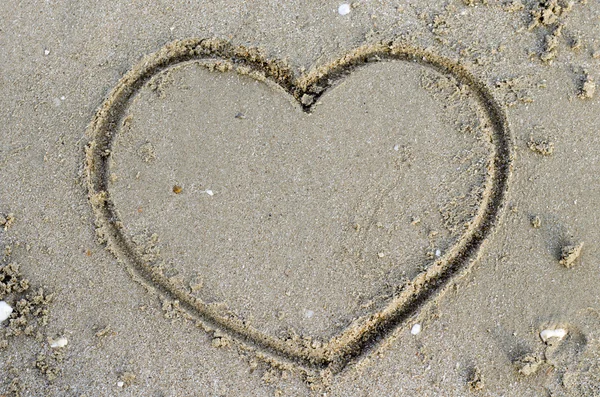 Un cuore sulla sabbia in spiaggia — Foto Stock