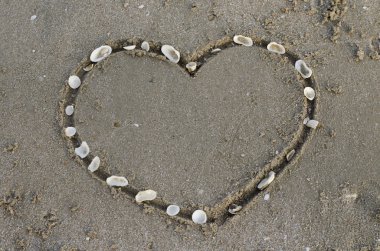 bir kalp plaj kum üzerinde