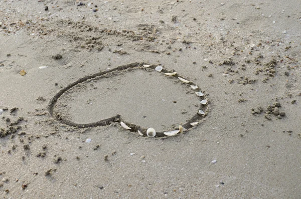 Un cuore sulla sabbia in spiaggia — Foto Stock