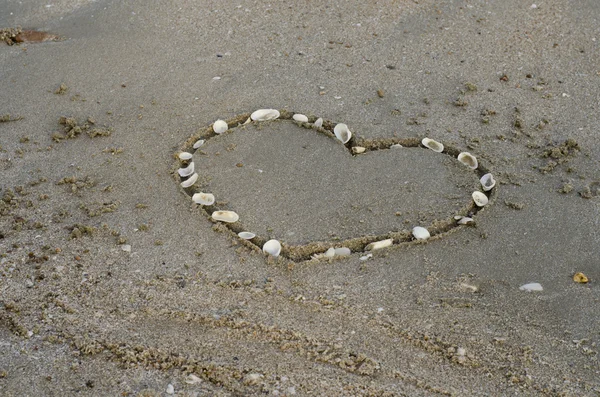 Een hart op het zand in het strand — Stockfoto