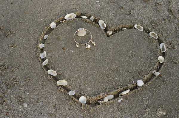 Ein Herz im Sand am Strand — Stockfoto