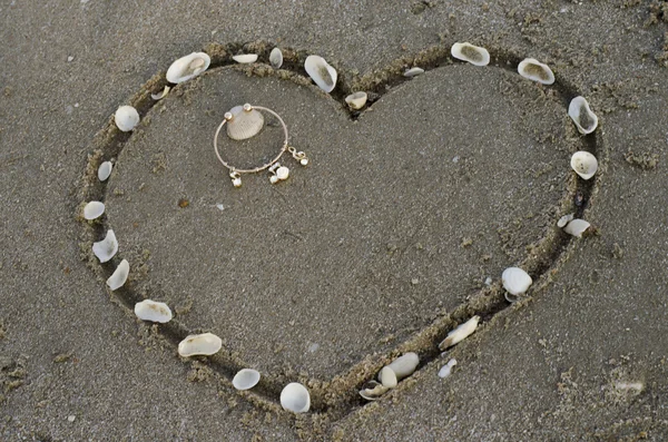 Un cuore sulla sabbia in spiaggia — Foto Stock