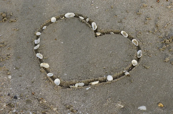 Een hart op het zand in het strand — Stockfoto