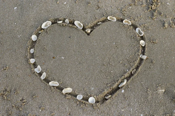 Un cuore sulla sabbia in spiaggia — Foto Stock