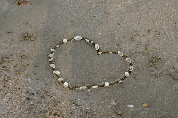 Ein Herz im Sand am Strand — Stockfoto