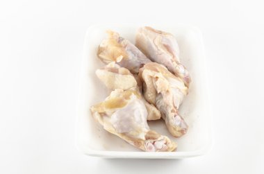 Beyaz arka planda izole edilmiş taze tavuk.