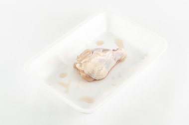 Beyaz arka planda izole edilmiş taze tavuk.