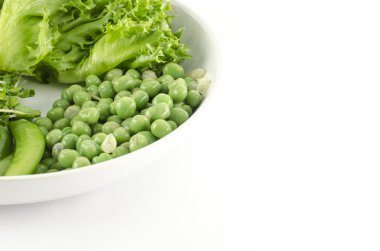 Beyaz arka plan üzerinde izole beyaz çanak üzerinde yeşil sebze