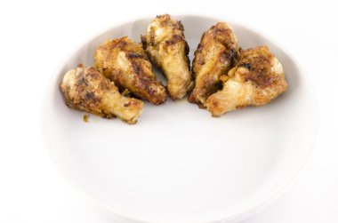 Kızarmış tavuk beyaz arkaplanda izole