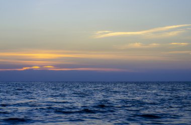 Mavi gökyüzü güneş seti ile