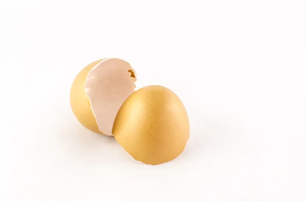 Cáscara de huevo aislada en blanco — Foto de Stock