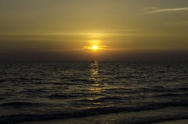 Sunset mitt i havet — Stockfoto