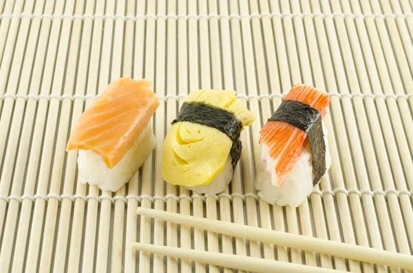 Verse sushi traditioneel japans eten — Stockfoto